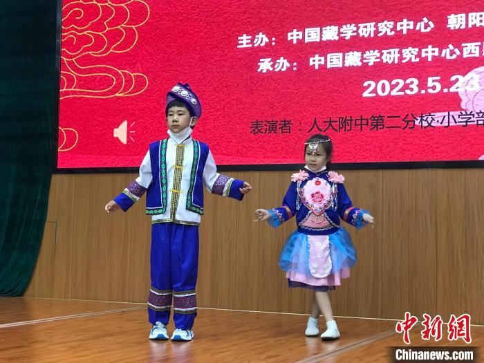圖為中國人民大學附屬中學第二分校的小朋友們展示民族服飾?！￡惤ㄐ?攝