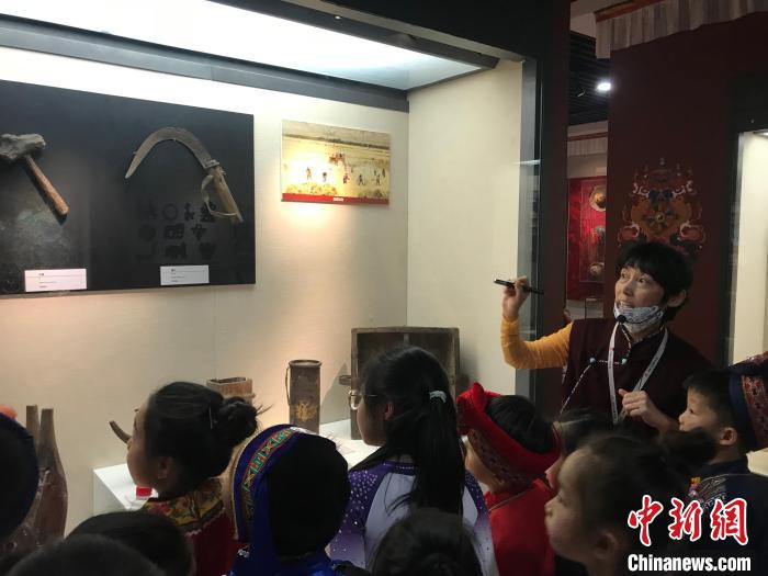 圖為中國人民大學附屬中學第二分校的小朋友們參觀“雪域星光——西藏傳統(tǒng)文化藝術展”?！￡惤ㄐ?攝