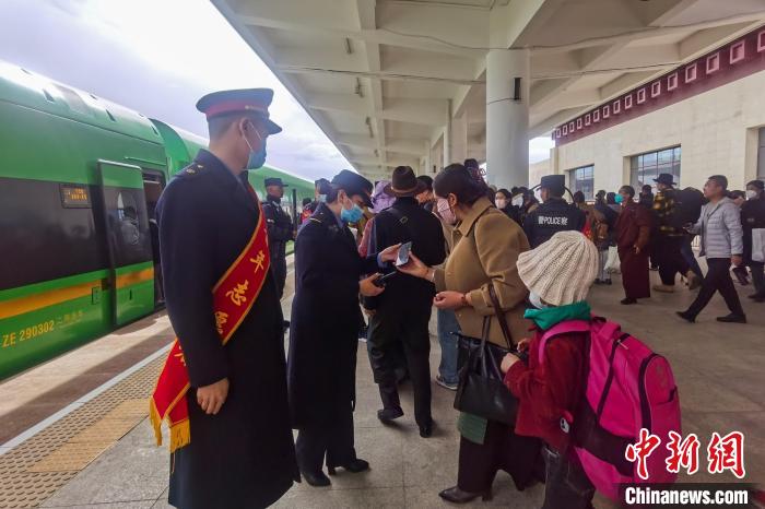 日喀則火車站工作人員引導乘客乘坐高原復興號?！《飞降?攝