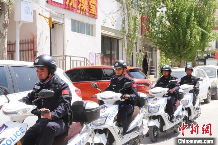 民警騎著電瓶車在轄區(qū)巡邏走訪?！↑S創(chuàng)偉 攝