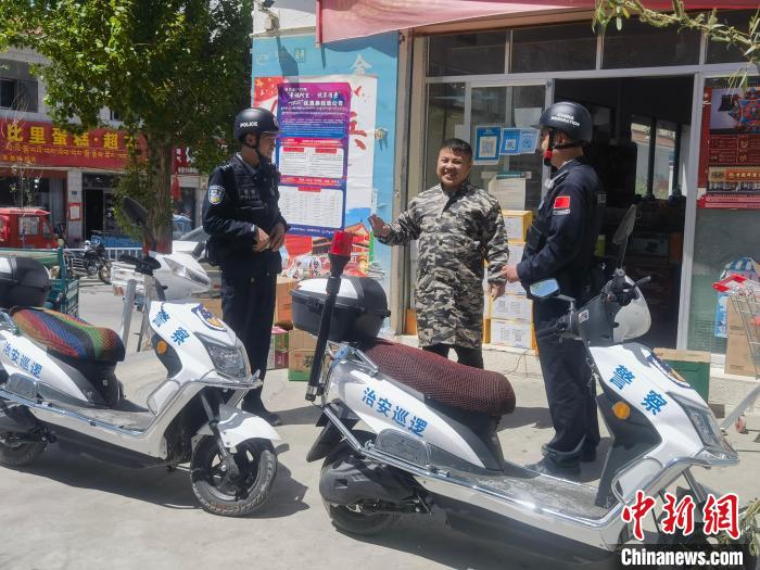 民警對(duì)轄區(qū)商鋪進(jìn)行走訪排查?！↑S創(chuàng)偉 攝