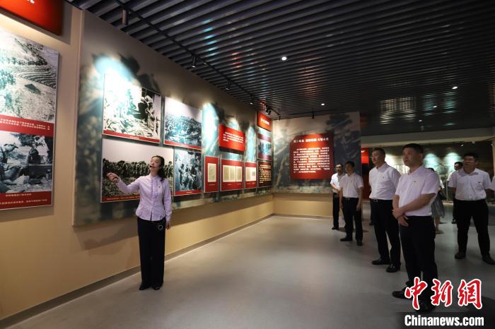 圖為西藏航空一行在臨沂市孟良崮戰(zhàn)役紀(jì)念館開展主題教育活動?！〗?攝
