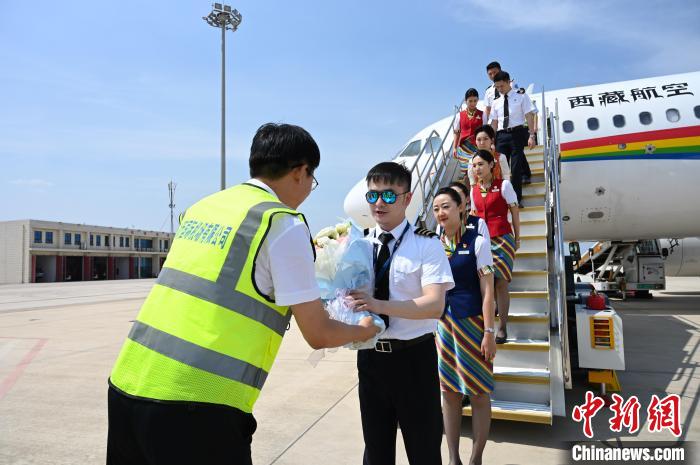 圖為機組順利抵達后獲贈祝賀?！≮w朗 攝