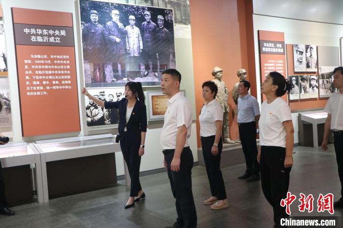 圖為西藏航空一行在臨沂市沂蒙革命紀(jì)念館開展主題教育活動?！〗?攝