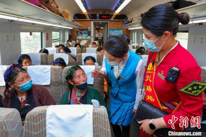 農(nóng)牧民乘坐高原復(fù)興號動車組出行。　周悅翔 攝