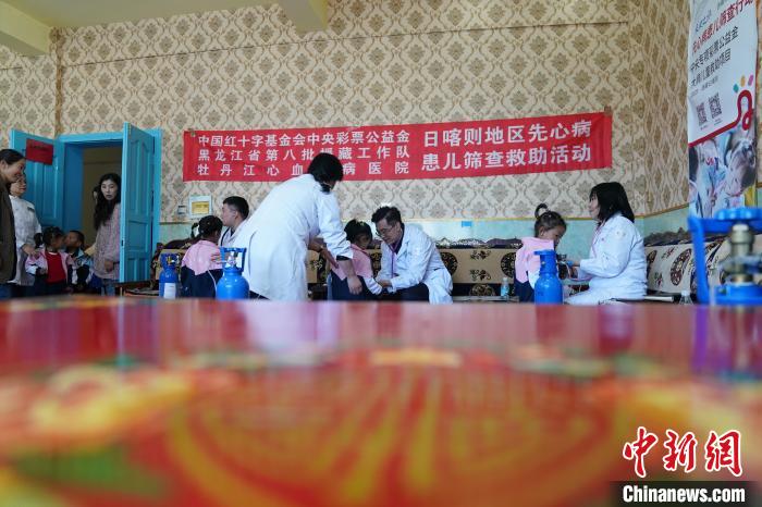 6月27日，西藏康馬縣雙語幼兒園的孩子參加先心病篩查?！√K丹 攝