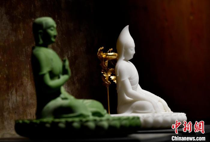 圖為展覽中圍繞西藏歷史與傳統(tǒng)創(chuàng)作的雕塑作品。　李林 攝