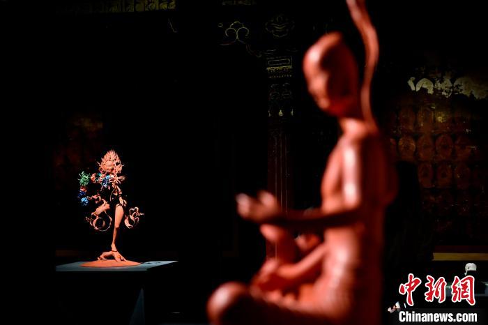 圖為展覽中圍繞西藏歷史與傳統(tǒng)創(chuàng)作的雕塑作品?！±盍?攝