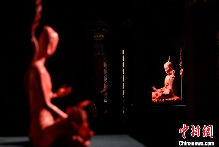 圖為展覽中圍繞西藏歷史與傳統(tǒng)創(chuàng)作的雕塑作品?！±盍?攝