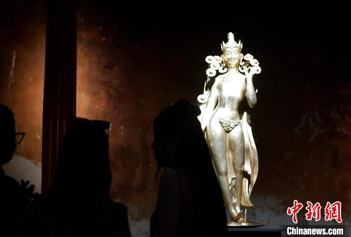 圖為觀眾正在欣賞展覽中的雕塑作品《八萬(wàn)四千年》?！±盍?攝
