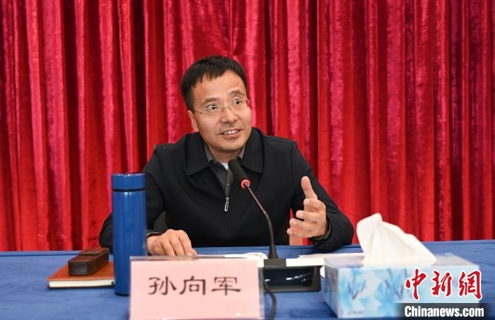 圖為西藏自治區(qū)黨委宣傳部副部長、自治區(qū)社科院黨組書記孫向軍主持活動?！≮w朗 攝