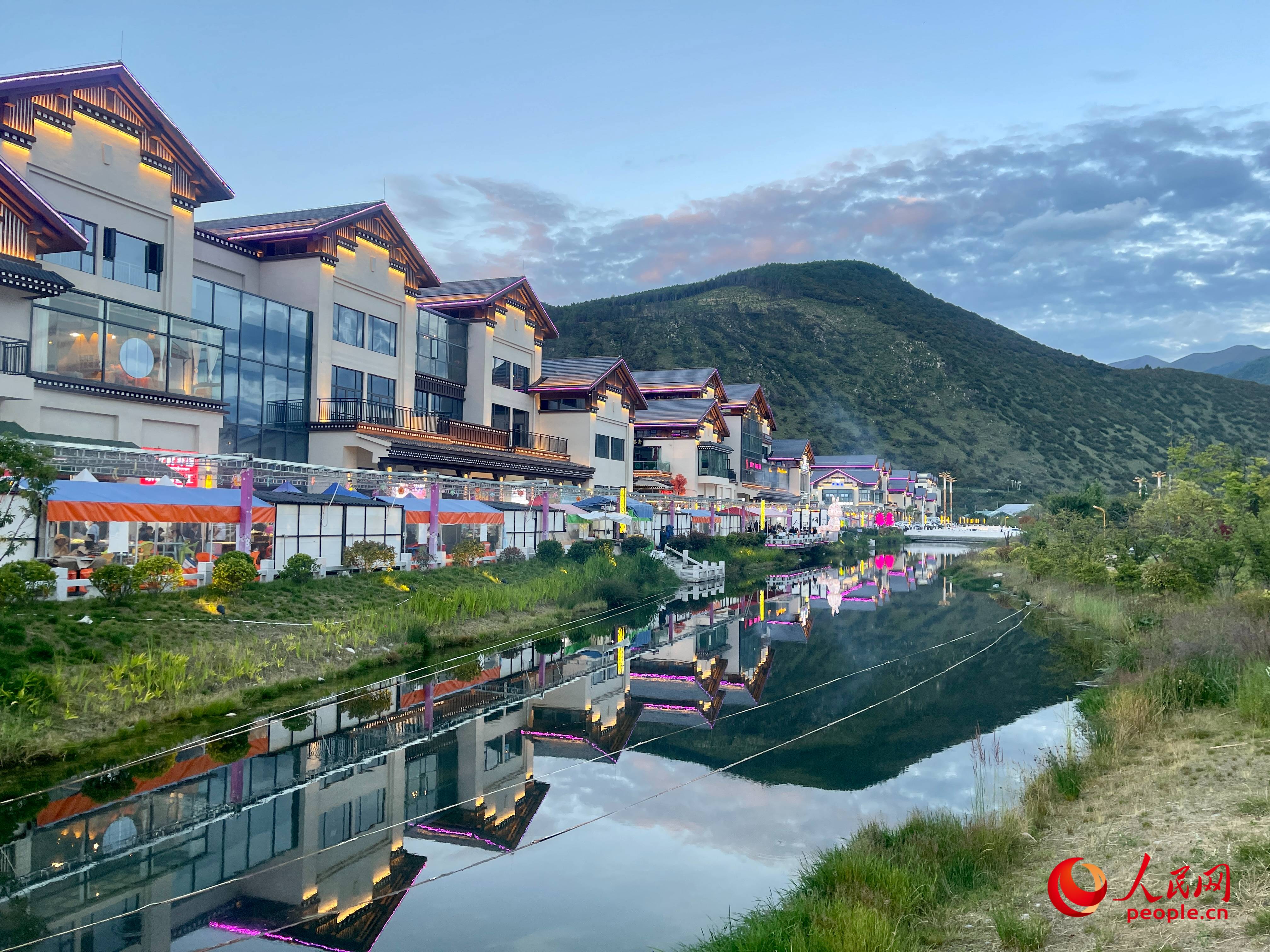 工布公園的一角，風(fēng)景秀麗。人民網(wǎng) 周靜圓攝