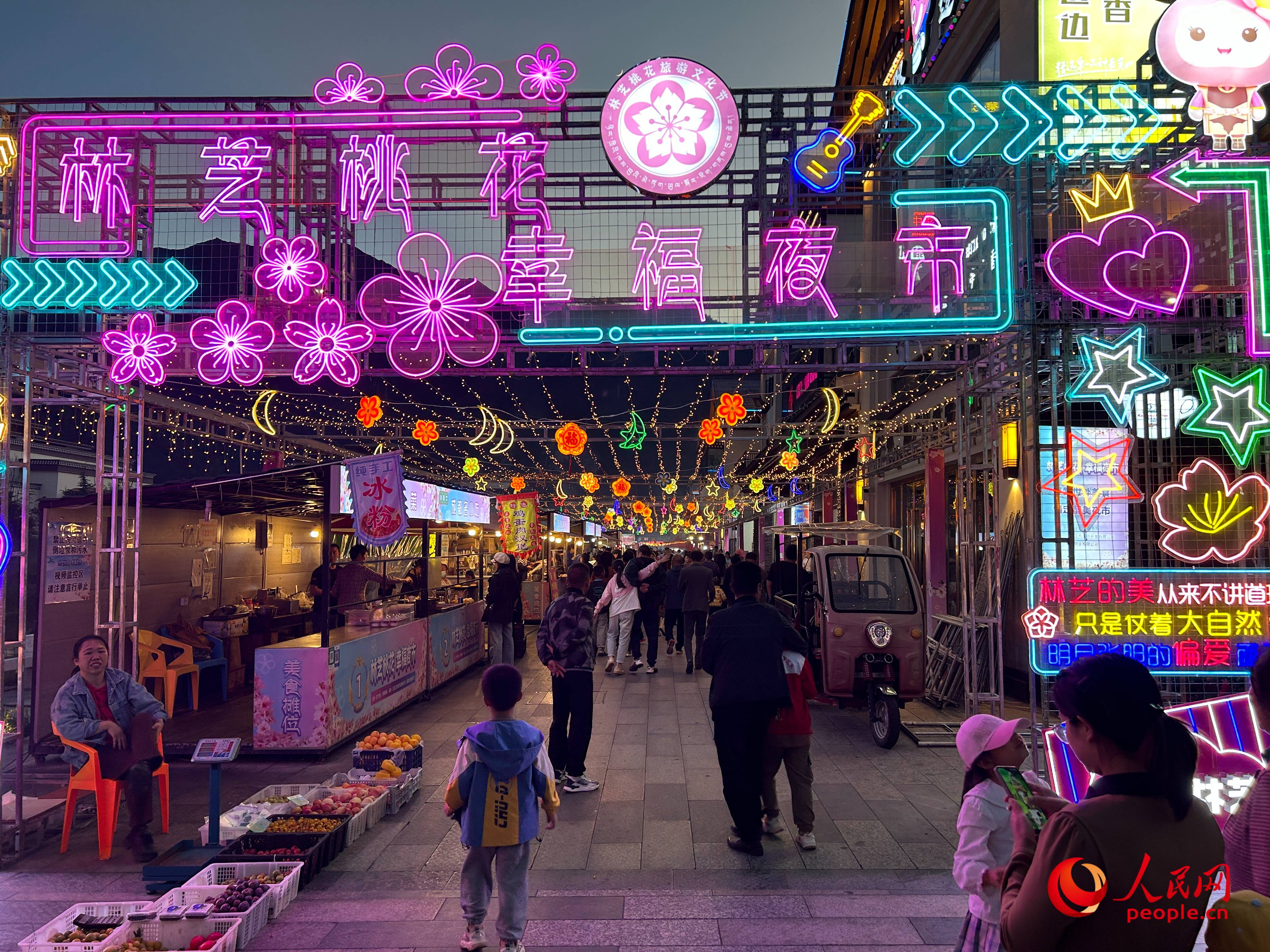 工布公園里的夜市，人來人往。人民網(wǎng) 周靜圓攝