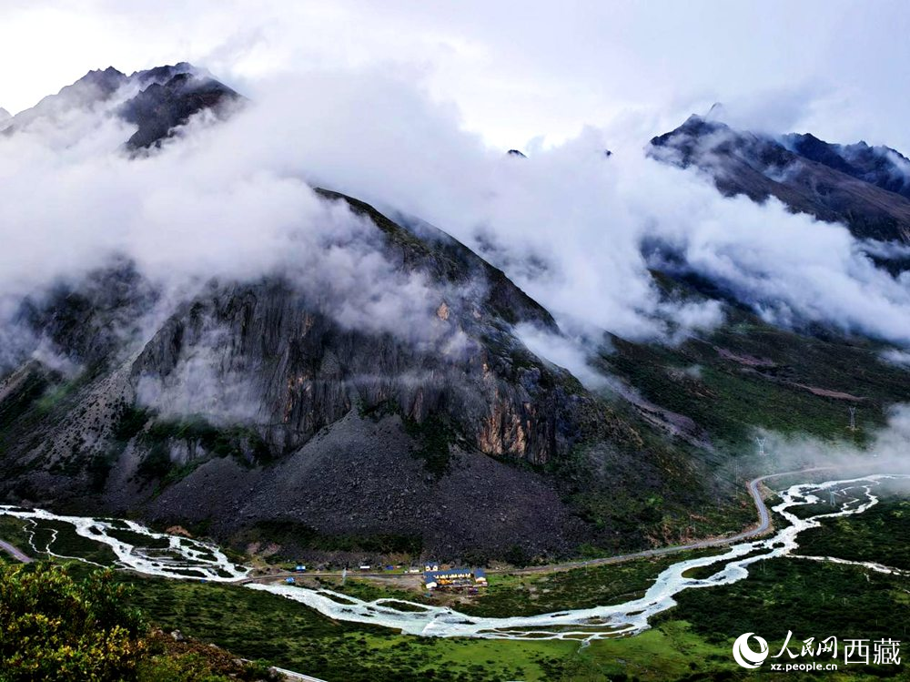 河流蜿蜒于青山間。人民網(wǎng) 李海霞攝