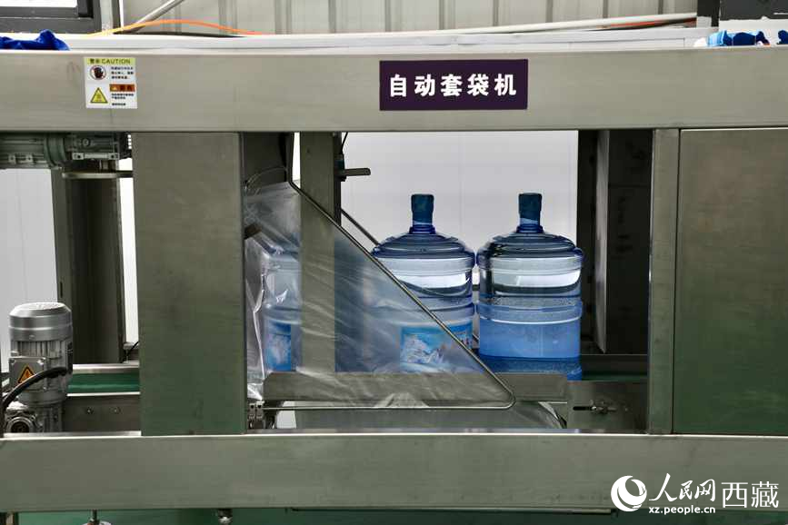 “色達(dá)牙泉”礦泉水（桶裝水）生產(chǎn)加工基地。人民網(wǎng)記者 次仁羅布攝