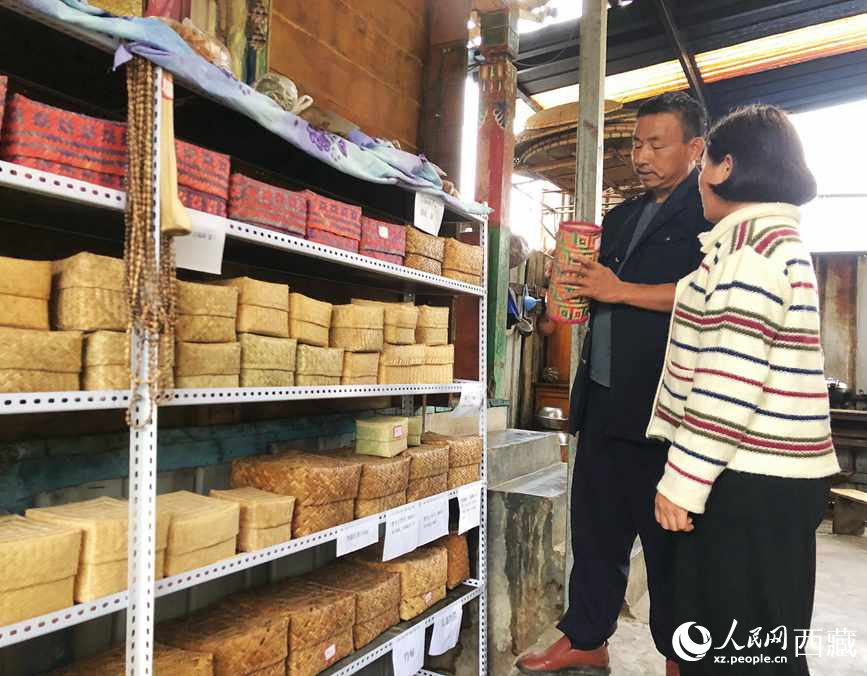 愛明（左一）給游客介紹藤竹產(chǎn)品。