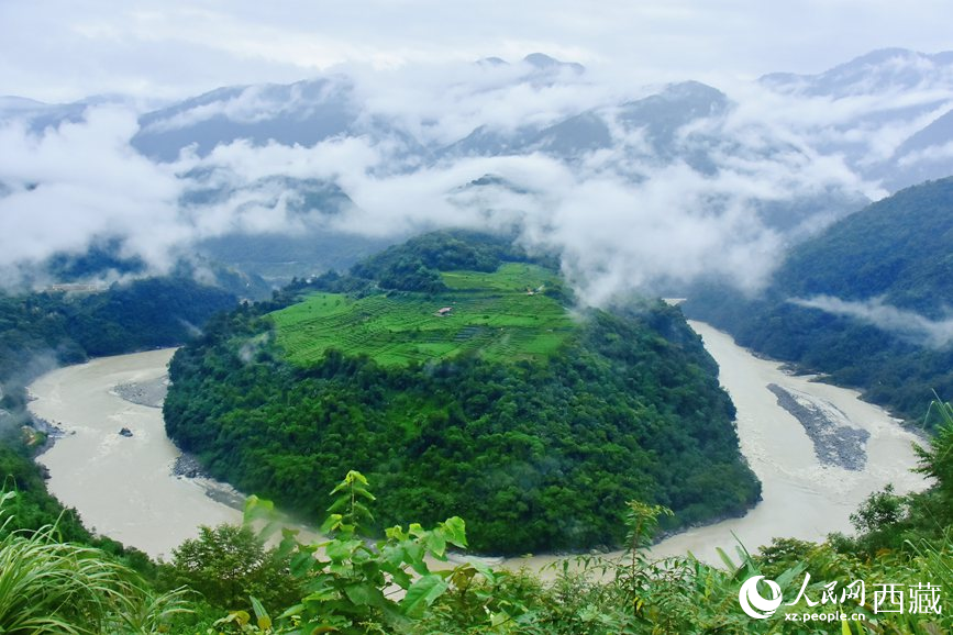 云海里的果果塘大拐彎。人民網(wǎng) 李海霞攝