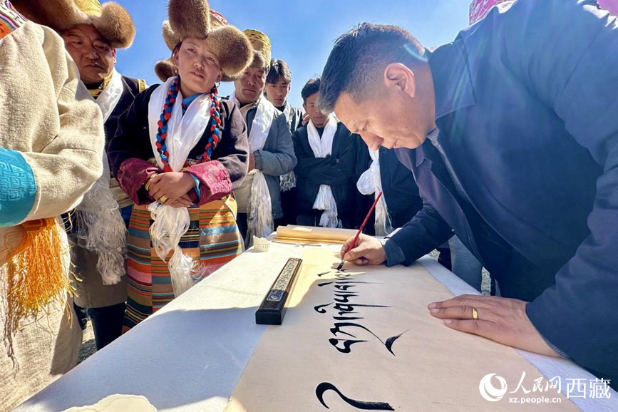 書法家為祈福一年的豐收提筆祝詞。