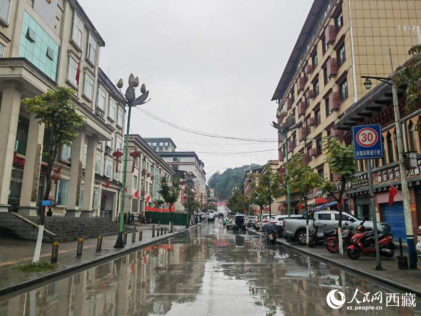 如今的墨脫縣城一應(yīng)俱全。人民網(wǎng) 李海霞攝