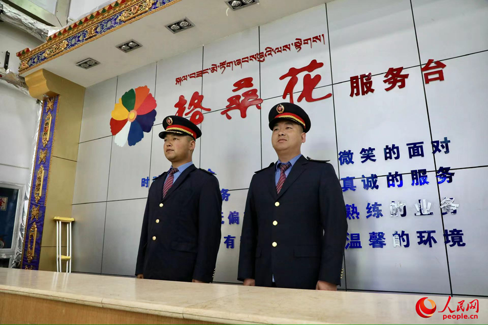那曲火車站格桑花服務(wù)臺。人民網(wǎng)記者 次仁羅布攝