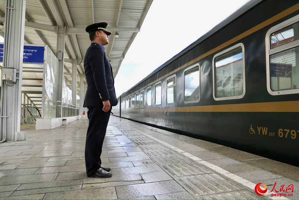 即將開往上海的列車。人民網(wǎng)記者 次仁羅布攝