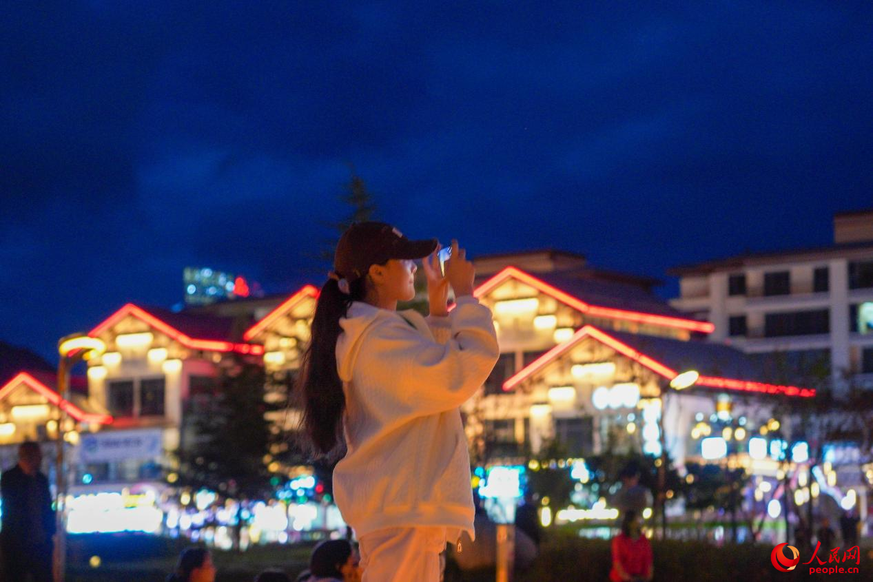 居民在西藏林芝市民族團結廣場上拍照。人民網(wǎng)記者 趙晨攝