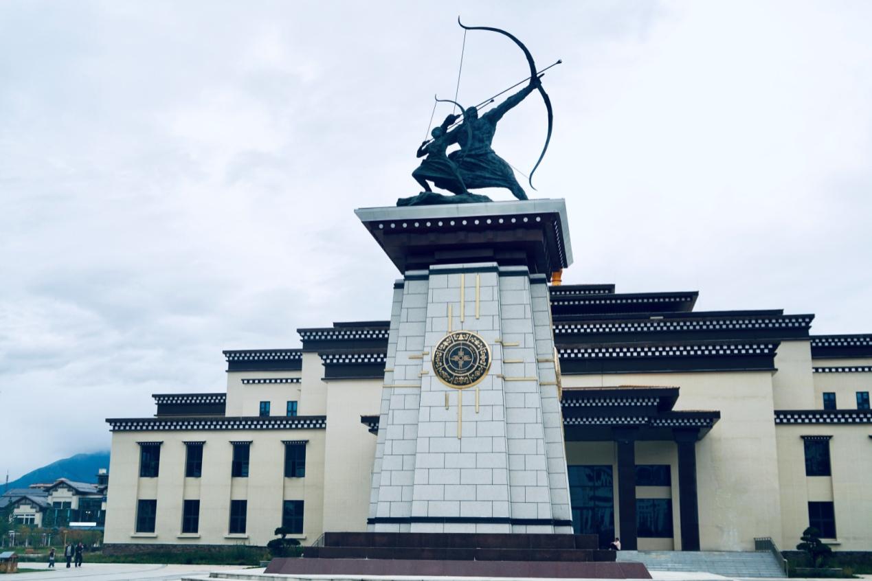 工布公園里的城市地標(biāo)雕塑——畢秀之子。人民網(wǎng)記者 益西康珠攝
