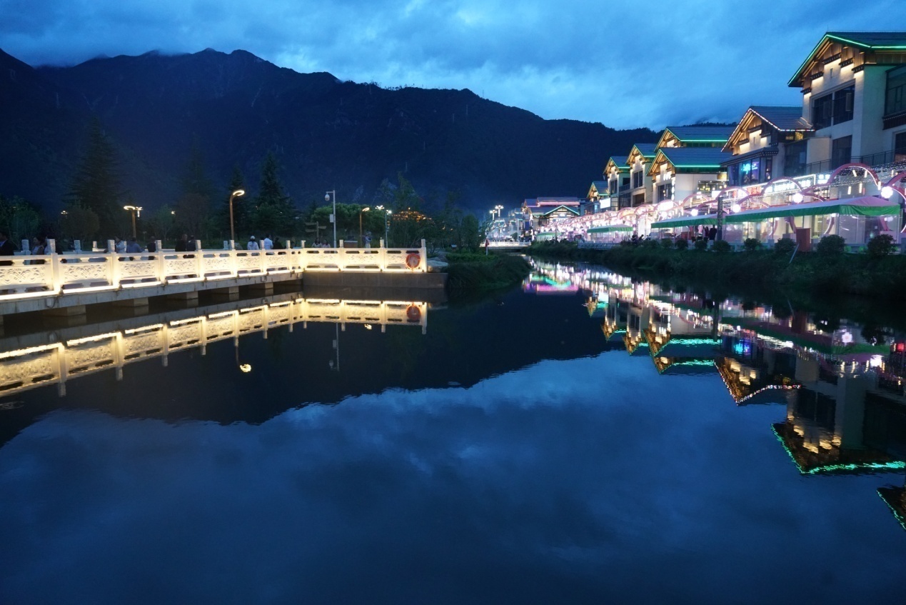 工布公園的夜景。人民網(wǎng)記者 益西康珠攝