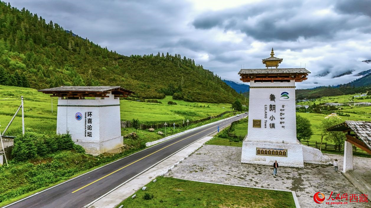 圖為魯朗小鎮(zhèn)一角。人民網(wǎng)記者 次仁羅布攝