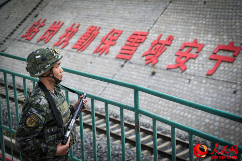 武警西藏總隊拉薩支隊執(zhí)勤八大隊官兵在鐵路旁執(zhí)勤。支翔宇 攝
