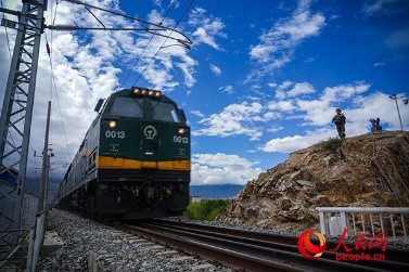 武警西藏總隊拉薩支隊執(zhí)勤八大隊官兵向駛過的火車行舉槍禮。張磊 攝
