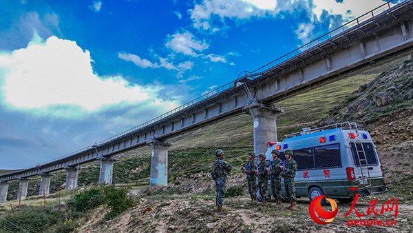 武警西藏總隊拉薩支隊執(zhí)勤八大隊官兵進(jìn)行護(hù)路演練以應(yīng)對突發(fā)情況。張磊 攝