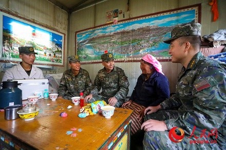 武警西藏總隊拉薩支隊執(zhí)勤八大隊官兵慰問藏族老人。何騰海 攝