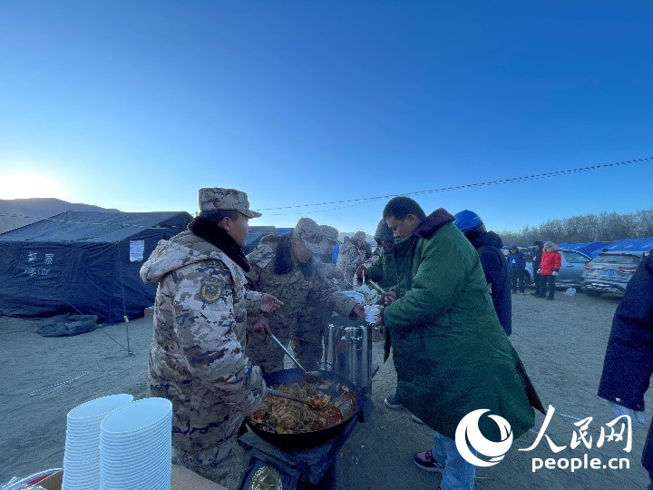 子弟兵為受災(zāi)群眾分發(fā)早餐。人民網(wǎng)記者 郝潔攝