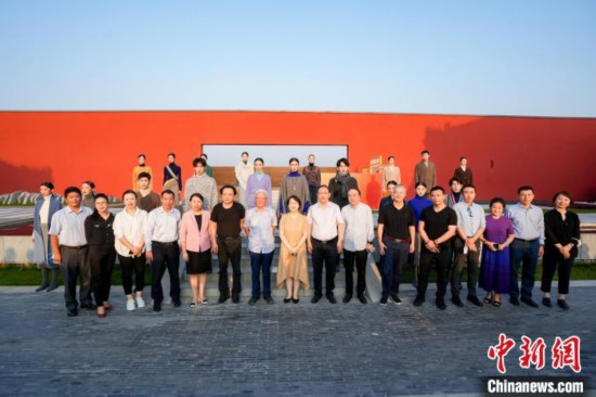 近40套藏式針織系列時(shí)裝亮相2022北京時(shí)裝周。　北京時(shí)裝周供圖