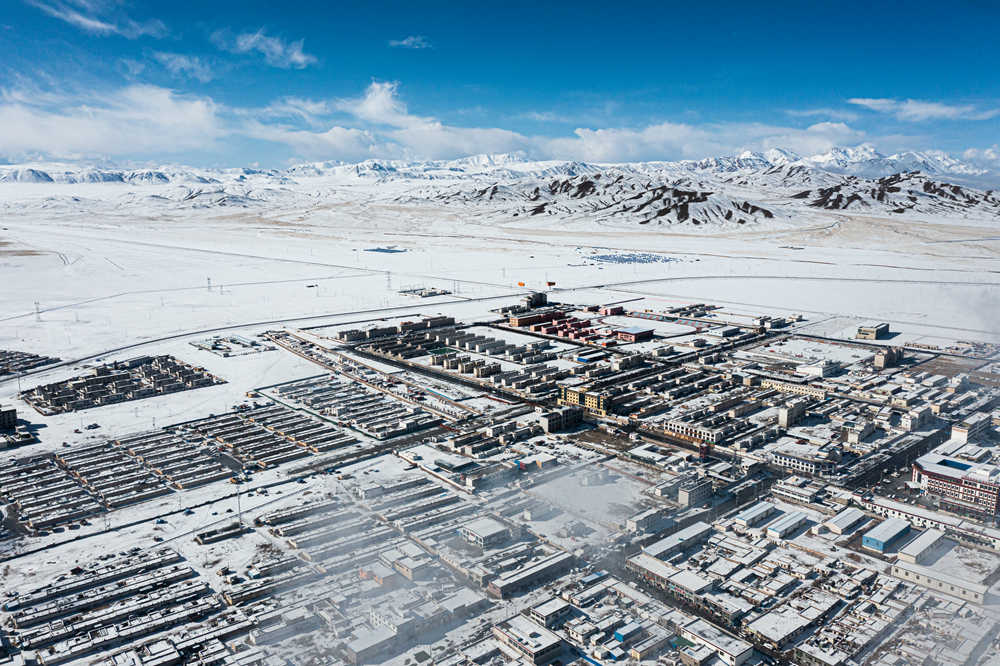 西藏阿里地區(qū)改則縣迎來初雪，銀裝素裹，美如畫卷。