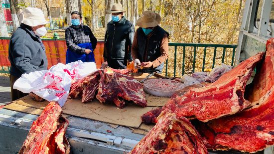 圖為市民正在買(mǎi)牛肉，本報(bào)記者 格桑倫珠攝(3737723)-20221201105107(1).jpg