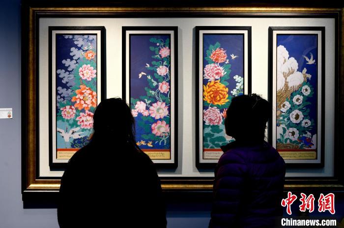 圖為5月16日，觀眾正在欣賞展覽中的新創(chuàng)唐卡作品?！±盍?攝