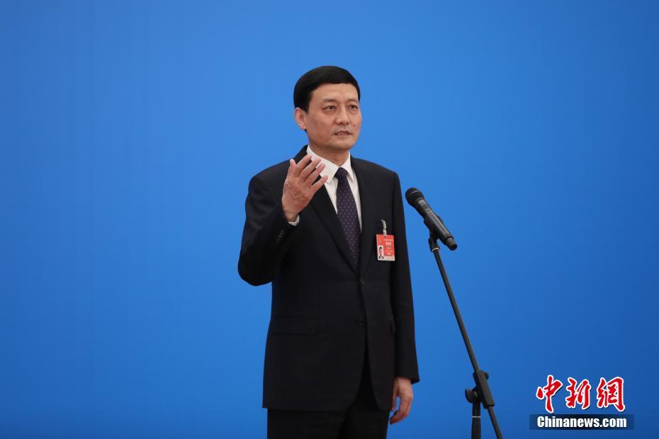 3月8日，第十三屆全國(guó)人民代表大會(huì)第四次會(huì)議舉行第二場(chǎng)“部長(zhǎng)通道”采訪(fǎng)活動(dòng)。圖為中國(guó)工業(yè)和信息化部部長(zhǎng)肖亞慶通過(guò)網(wǎng)絡(luò)視頻方式接受采訪(fǎng)。 <a target='_blank' ><p  align=