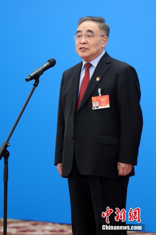 3月8日，第十三屆全國(guó)人民代表大會(huì)第四次會(huì)議舉行第二場(chǎng)“代表通道”采訪活動(dòng)。圖為全國(guó)人大代表張伯禮通過網(wǎng)絡(luò)視頻方式接受采訪。 <a target='_blank' ><p  align=
