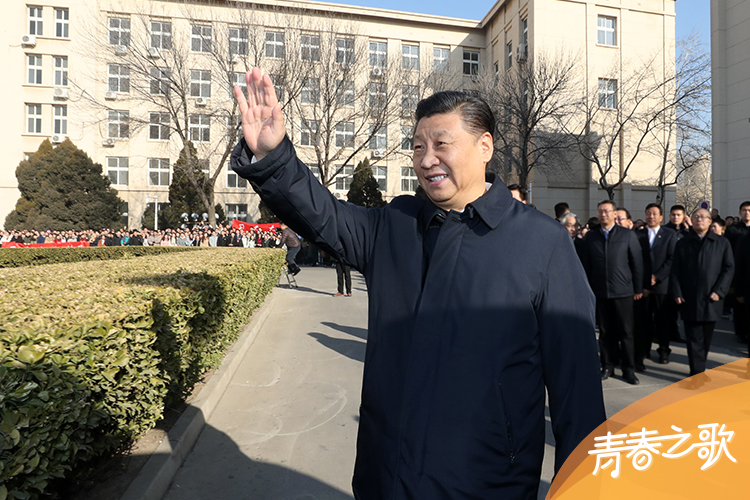 2019年1月17日，習近平在天津南開大學向?qū)W生揮手致意。
