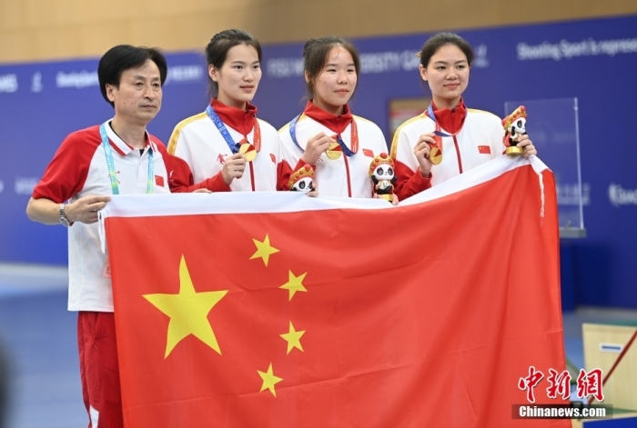 8月1日，第31屆世界大學(xué)生夏季運(yùn)動(dòng)會(huì)女子25米手槍團(tuán)體決賽在四川成都舉行，中國(guó)隊(duì)獲得冠軍。圖為中國(guó)隊(duì)選手熊亞瑄(左二)、林雅茜(右二)、王珂怡(右一)等站在領(lǐng)獎(jiǎng)臺(tái)上合影。<a target='_blank' href='/'><p  align=
